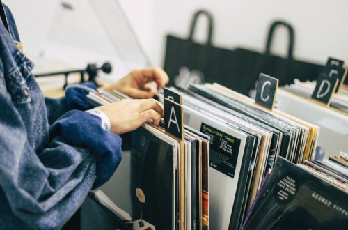 Vinilinių plokštelių parduotuvėje
