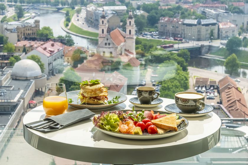 „Radisson Blu Hotel Lietuva“, pirmasis Baltijos šalyse grupės viešbutis, gavęs „SGS“ sertifikatą, kviečia apsistoti lietuvius