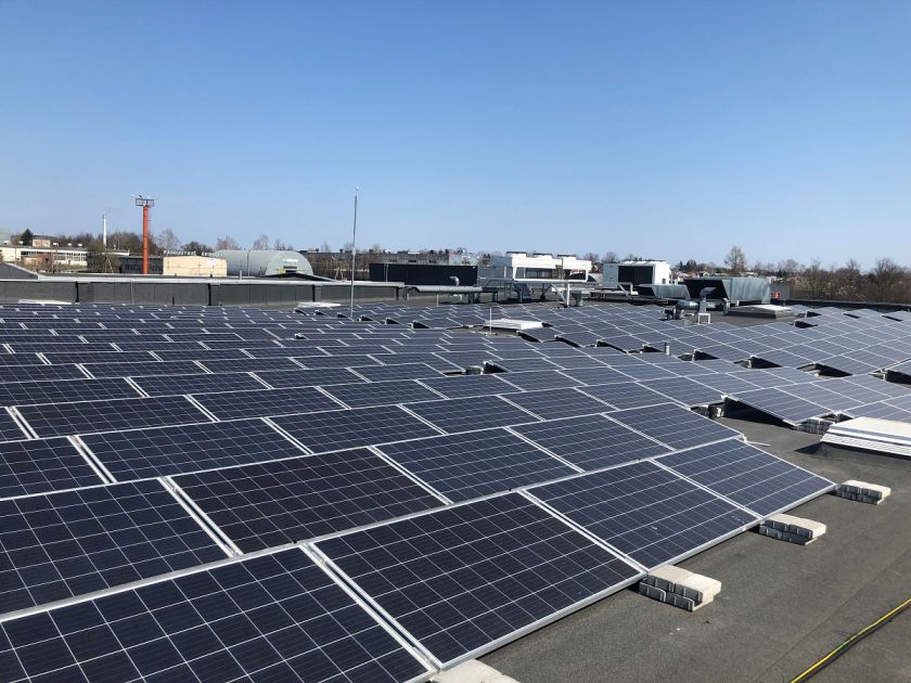 Ant „Maximos“ stogo pradėjo veikti nauja saulės energijos jėgainė