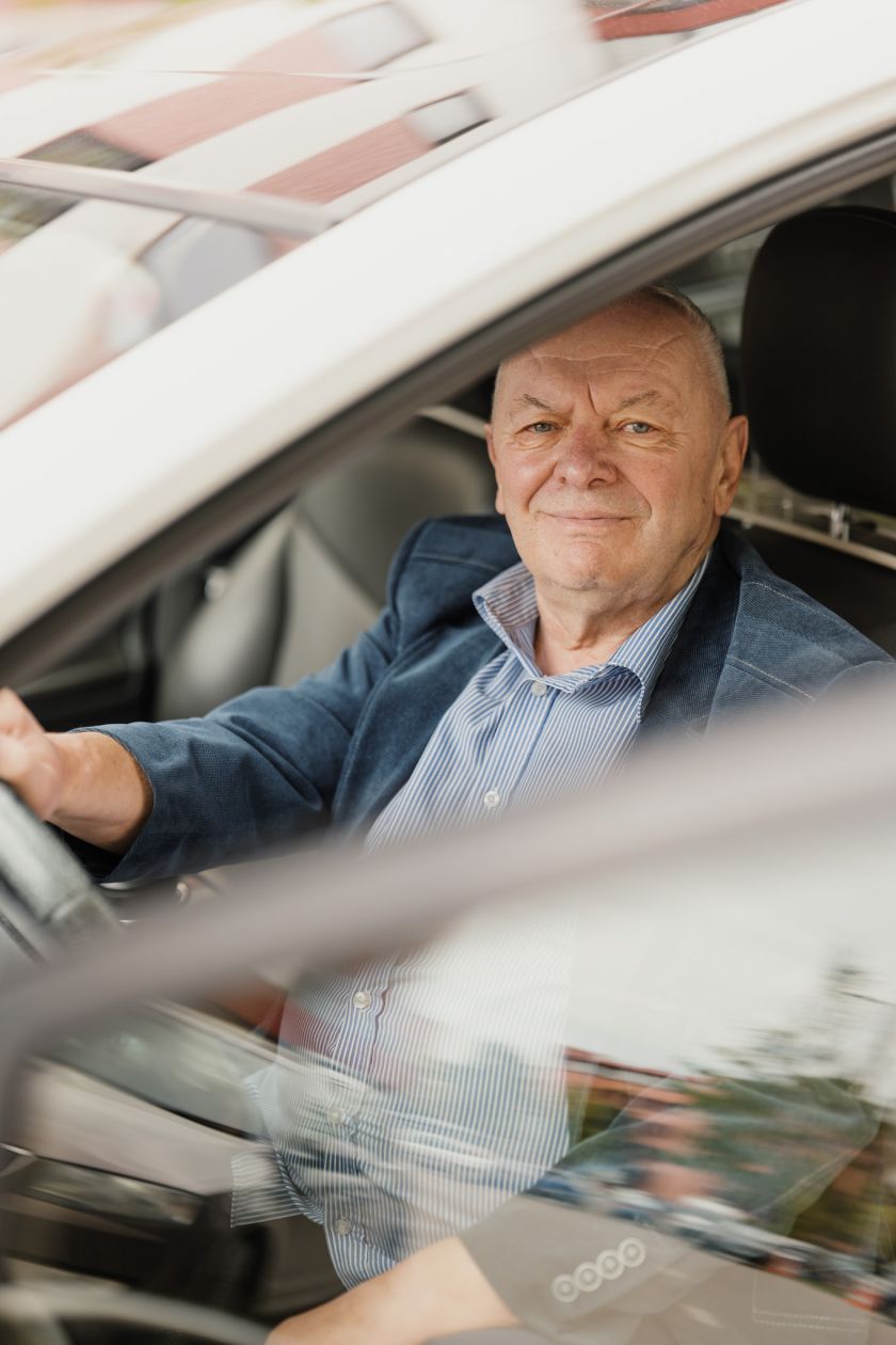 Solidžiai prie pensijos prisiduriantis pavežėjas: „jau ir anūkas sako, kad bus vairuotoju“