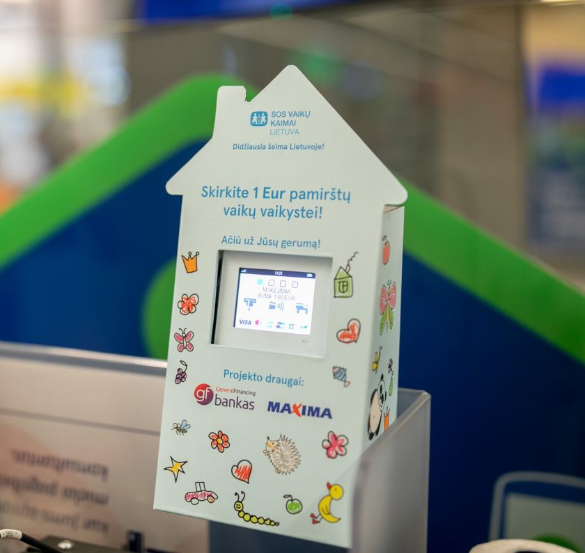 Padėti trauminius išgyvenimus patyrusiems Lietuvos vaikams dar lengviau: „Maxima“ parduotuvėse atsiras dar 100 bekontakčių aukojimo aparatų