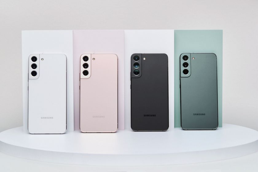 Išmaniausia kamera ir tvarus dizainas: „Samsung“ pristato flagmanus „Galaxy S22“ ir „S22+“