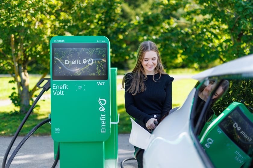 Pradeda veikti viešasis „Enefit“ elektromobilių įkrovos tinklas