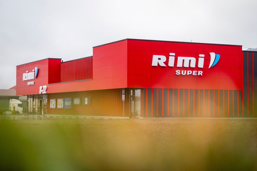 „Rimi“ skelbia parduotuvių darbo laiką per šventes ir kviečia pirkiniais pasirūpinti iš anksto