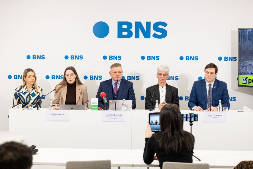 
Spaudos konferencijoje apie miškų politiką griežta ekspertų nuomonė – paversti urėdiją akcine bendrove prilygtų išnaikinti Lietuvos miškus                