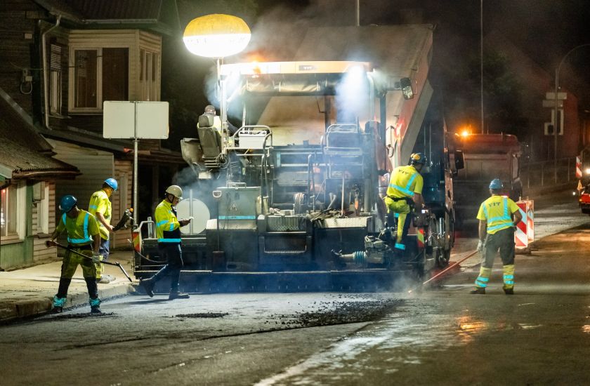 „YIT Lietuva“ atnaujins 22 kilometrus sostinės gatvių, vairuotojai įspėjami būti atidūs: po žiemos gatvėse atsiveria duobės, prasideda intensyvūs gatvių tvarkymo darbai