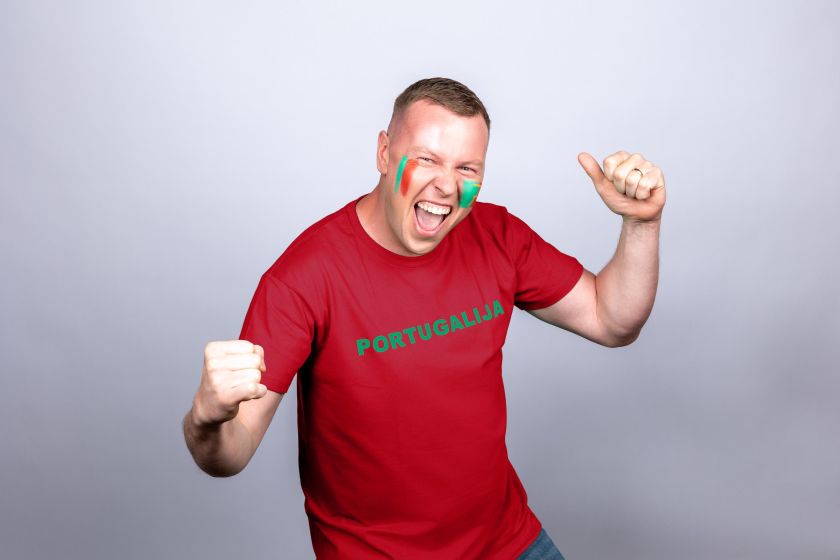 
Futbolo čempionato karštinė pasiekė aukščiausią tašką: „Volfas Engelman“ bravore prieš objektyvą stojo didžiausi sirgaliai                