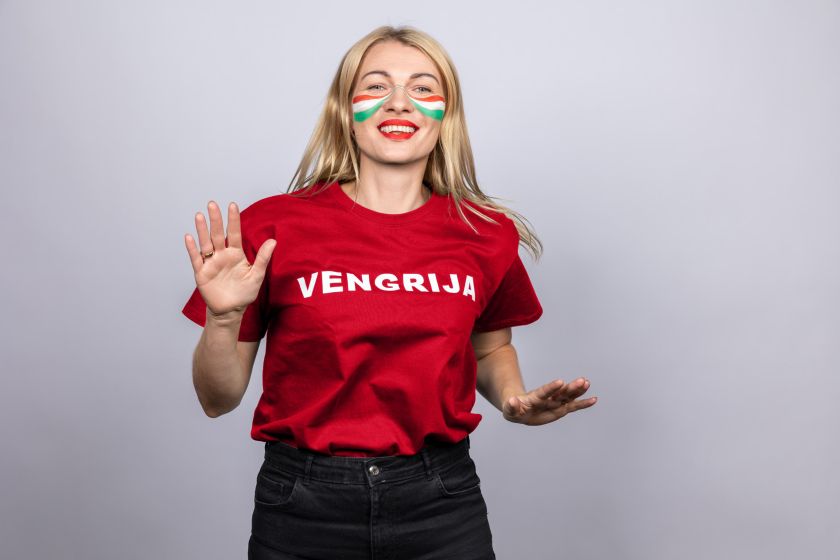 
Futbolo čempionato karštinė pasiekė aukščiausią tašką: „Volfas Engelman“ bravore prieš objektyvą stojo didžiausi sirgaliai                