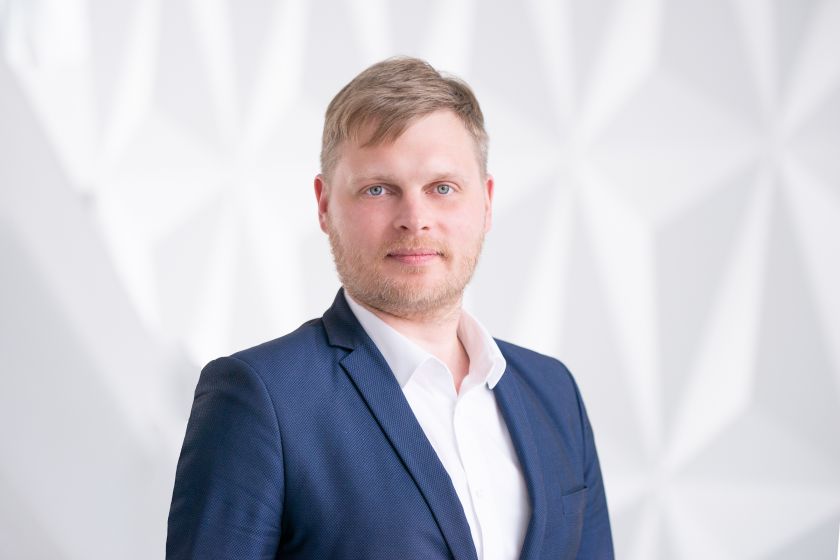 Daugiau nei pusė lietuvių elektromobiliams skeptiški: kodėl nenorime keliauti tvariau?
