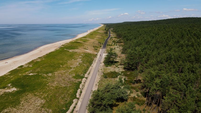 
Speciali asfalto danga ir akyla ekologo priežiūra: dviračių tako nuo Smiltynės iki Nidos rekonstrukcija taps bene draugiškiausia aplinkai trasa                