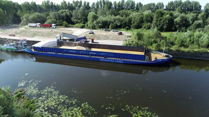 Pirmą kartą į Klaipėdą grūdai atplukdyti Nemunu - įspūdingas 1000 t krovinys