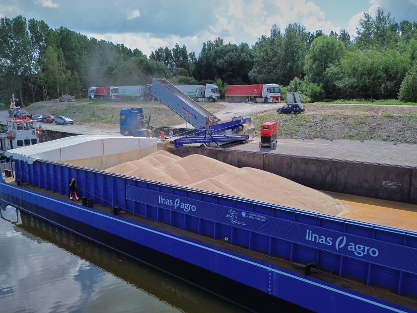 Pirmą kartą į Klaipėdą grūdai atplukdyti Nemunu - įspūdingas 1000 t krovinys