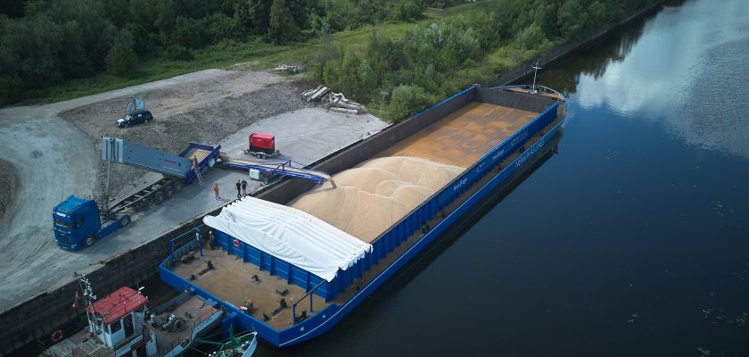 Pirmą kartą į Klaipėdą grūdai atplukdyti Nemunu - įspūdingas 1000 t krovinys