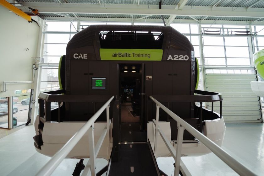 „airBaltic“ padvigubino simuliatorių pajėgumą ir įdiegė naują „Airbus A220“ pilno skrydžio simuliatorių