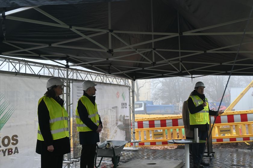 Būsimos Infekcinių ligų klinikos vietoje Panevėžyje „EIKOS statyba“ įkasė simbolinę kapsulę