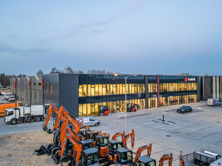 „Alwark“ bendrovė plečiasi – telkia pajėgas su „Mobile Heavy Machinery“