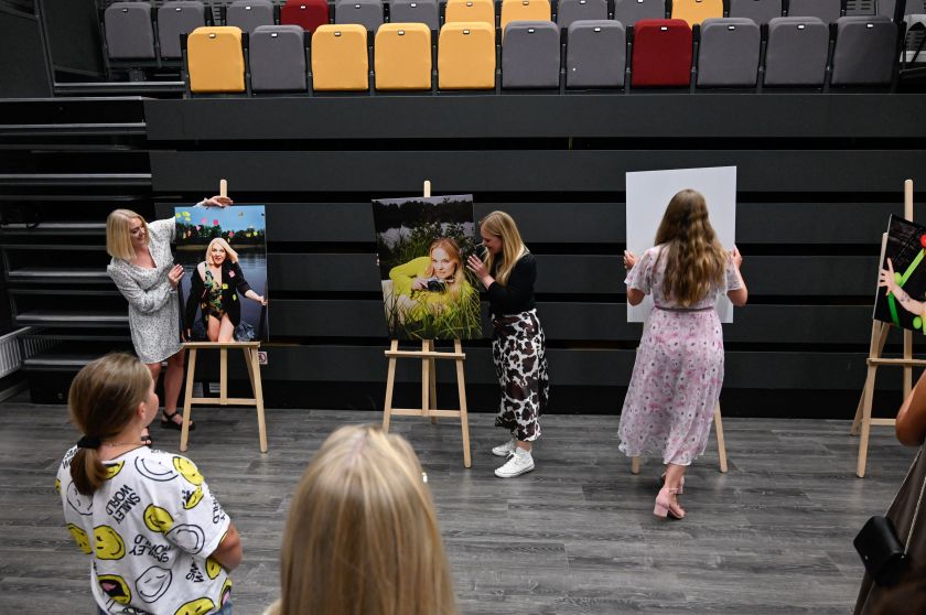 Ar atspėtumėte, kuo gyvena šios moterys, žiūrėdami tik į jų portretus? Devynios istorijos, įamžintos parodoje