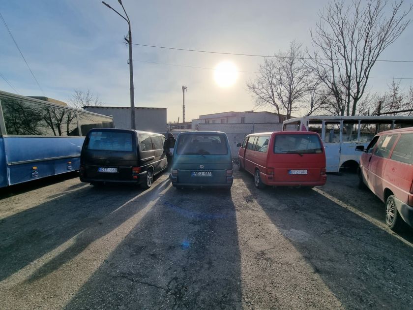 Iki šiol nepasakota istorija: kaip Lietuvoje nupirkti autobusai šimtams bombarduojamo Mariupolio žmonių suteikė šansą gyventi