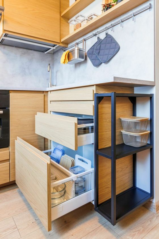 Jaukumas, derantis su funkcionalumu vos keliuose kvadratiniuose metruose: mažos virtuvės transformacija