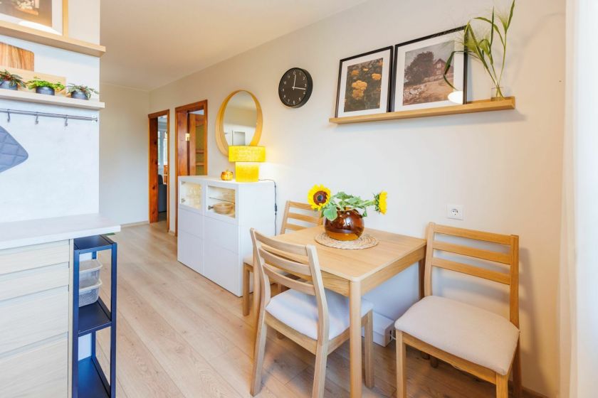 Jaukumas, derantis su funkcionalumu vos keliuose kvadratiniuose metruose: mažos virtuvės transformacija