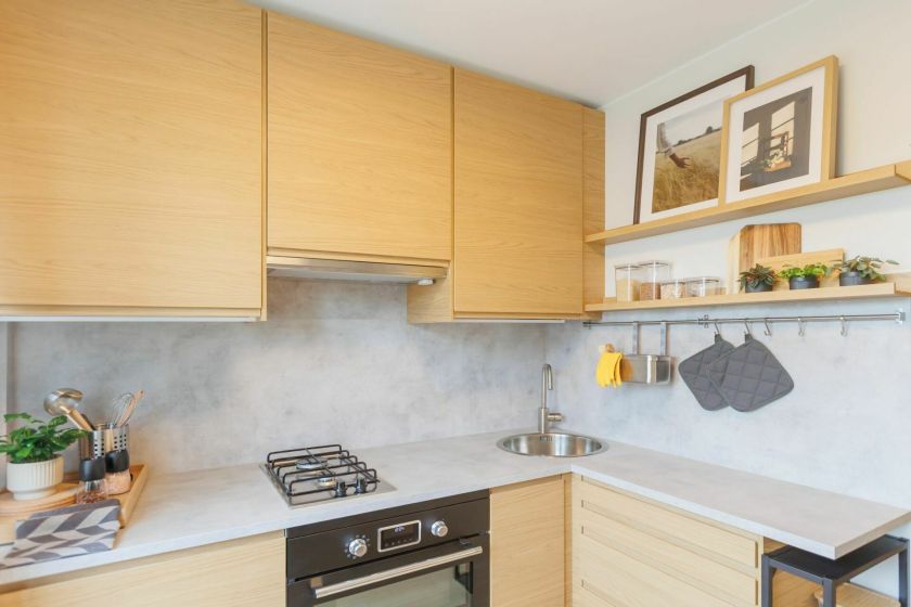 Jaukumas, derantis su funkcionalumu vos keliuose kvadratiniuose metruose: mažos virtuvės transformacija