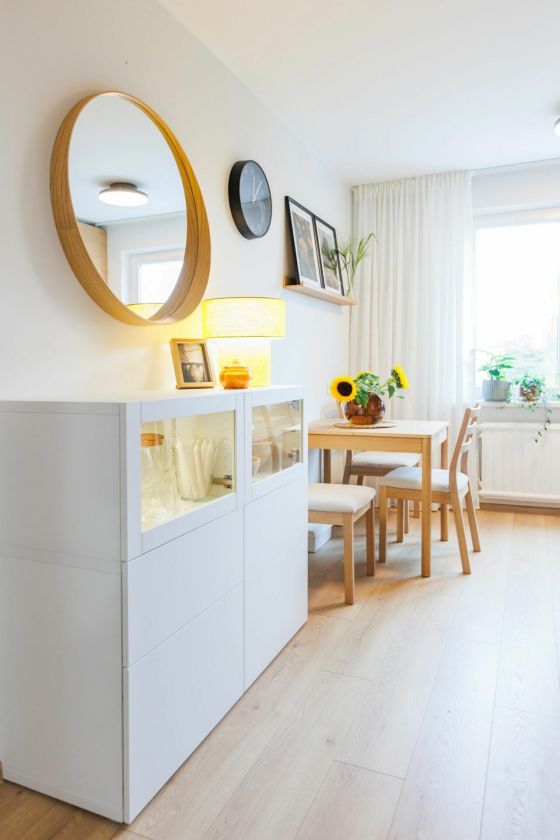 Jaukumas, derantis su funkcionalumu vos keliuose kvadratiniuose metruose: mažos virtuvės transformacija