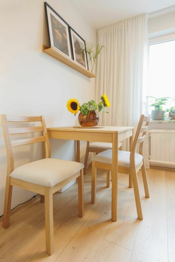 Jaukumas, derantis su funkcionalumu vos keliuose kvadratiniuose metruose: mažos virtuvės transformacija