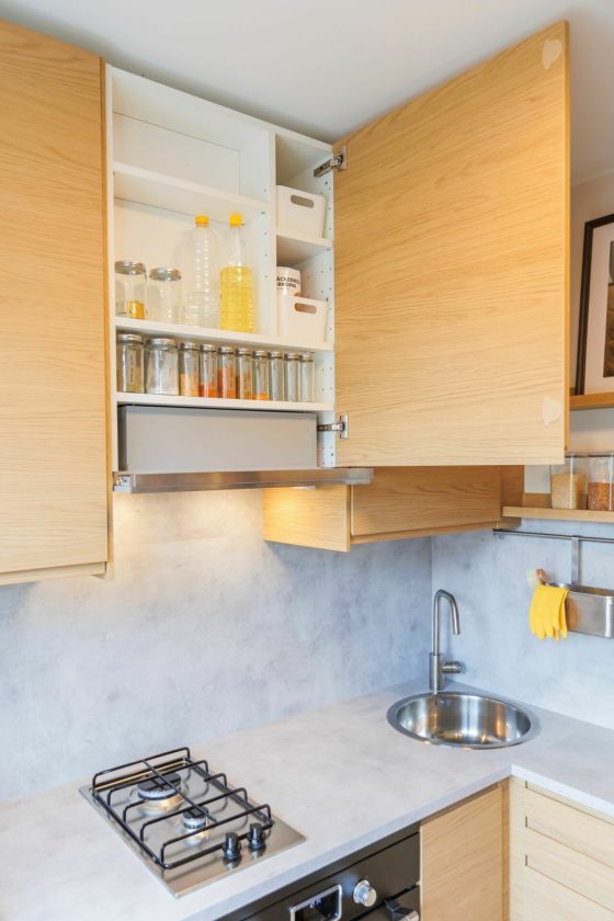 Jaukumas, derantis su funkcionalumu vos keliuose kvadratiniuose metruose: mažos virtuvės transformacija