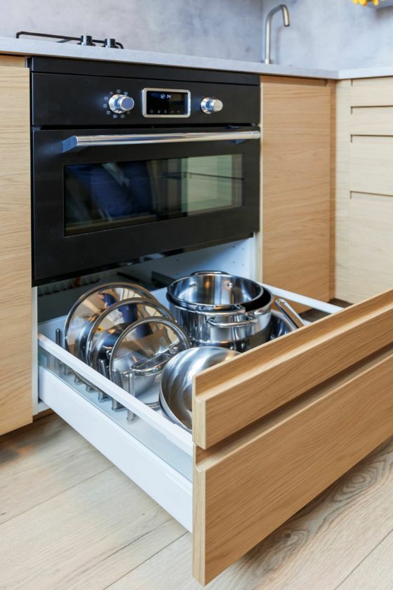 Jaukumas, derantis su funkcionalumu vos keliuose kvadratiniuose metruose: mažos virtuvės transformacija