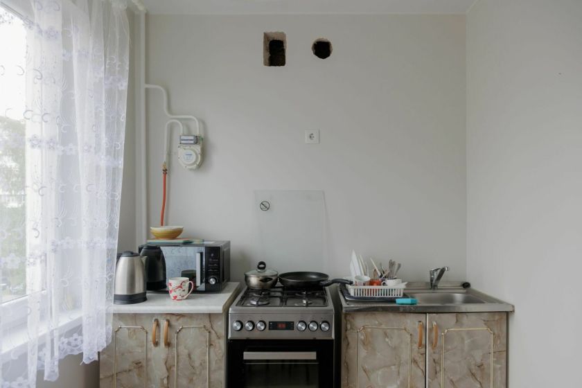 Jaukumas, derantis su funkcionalumu vos keliuose kvadratiniuose metruose: mažos virtuvės transformacija