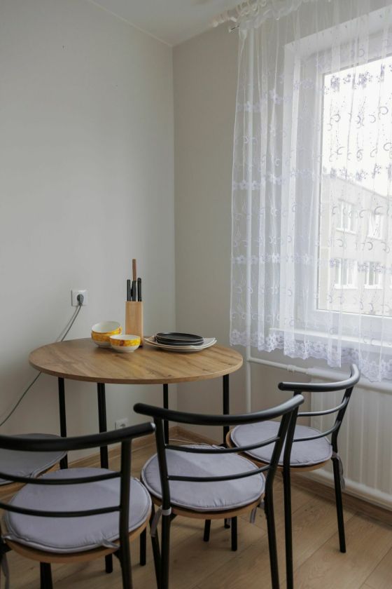 Jaukumas, derantis su funkcionalumu vos keliuose kvadratiniuose metruose: mažos virtuvės transformacija