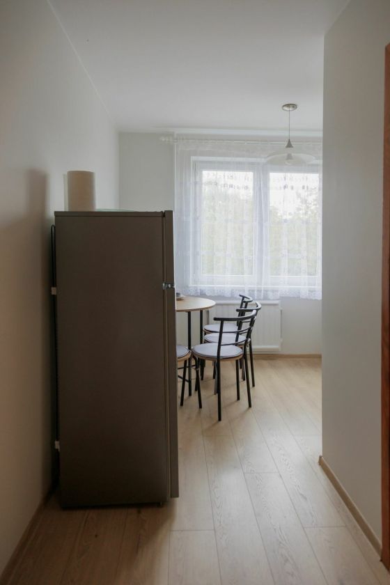 Jaukumas, derantis su funkcionalumu vos keliuose kvadratiniuose metruose: mažos virtuvės transformacija