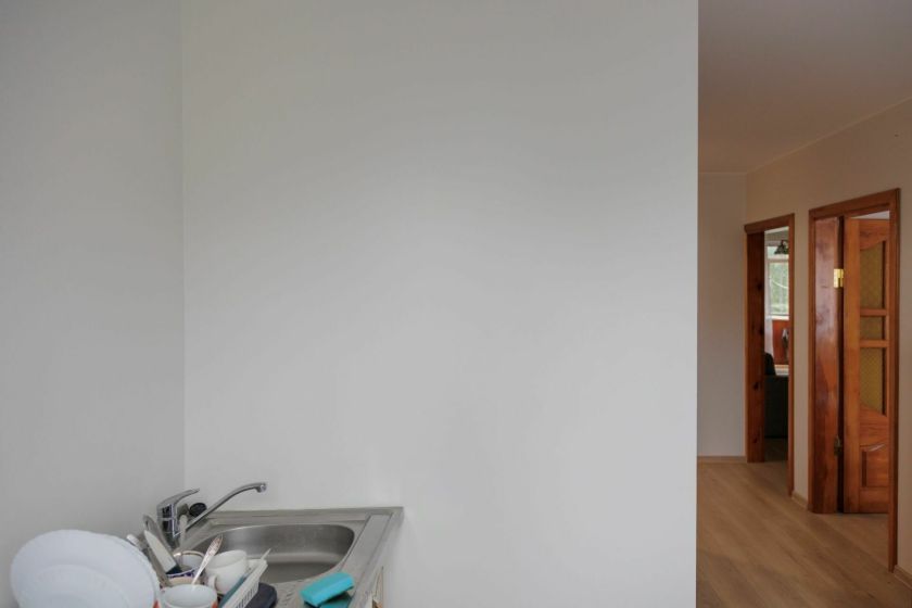 Jaukumas, derantis su funkcionalumu vos keliuose kvadratiniuose metruose: mažos virtuvės transformacija