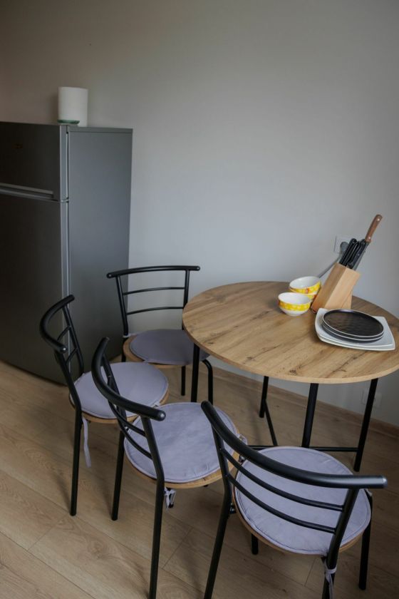 Jaukumas, derantis su funkcionalumu vos keliuose kvadratiniuose metruose: mažos virtuvės transformacija