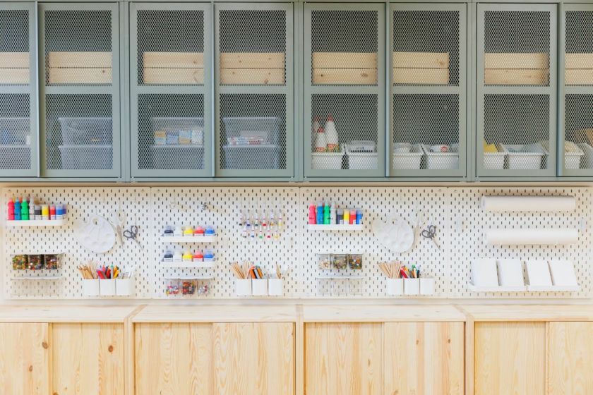 Mažų erdvių dizaino galimybės: kaip 37 kv. metrų patalpa virto daugiafunkce kūrybos studija