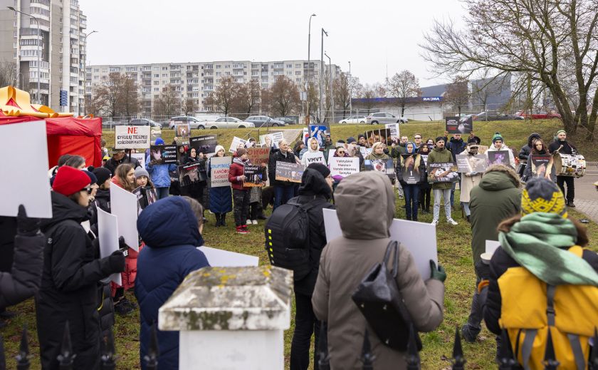 VMVT vadovei protestuotojai „padovanojo“ milžinišką širdį ir kreipimosi į STT kopiją