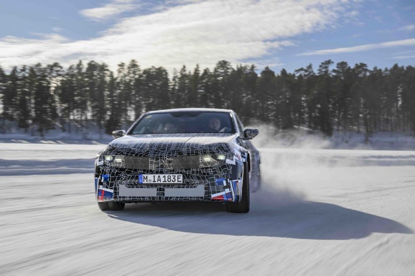 BMW ruošia pirmąjį M serijos elektromobilį: kiekvienas ratas turės po atskirą elektros variklį, debiutuos 2027 m.