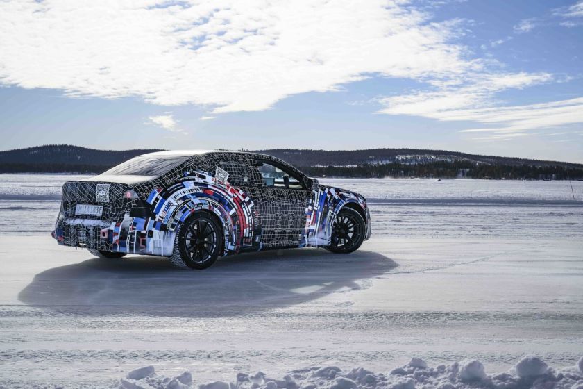 BMW ruošia pirmąjį M serijos elektromobilį: kiekvienas ratas turės po atskirą elektros variklį, debiutuos 2027 m.